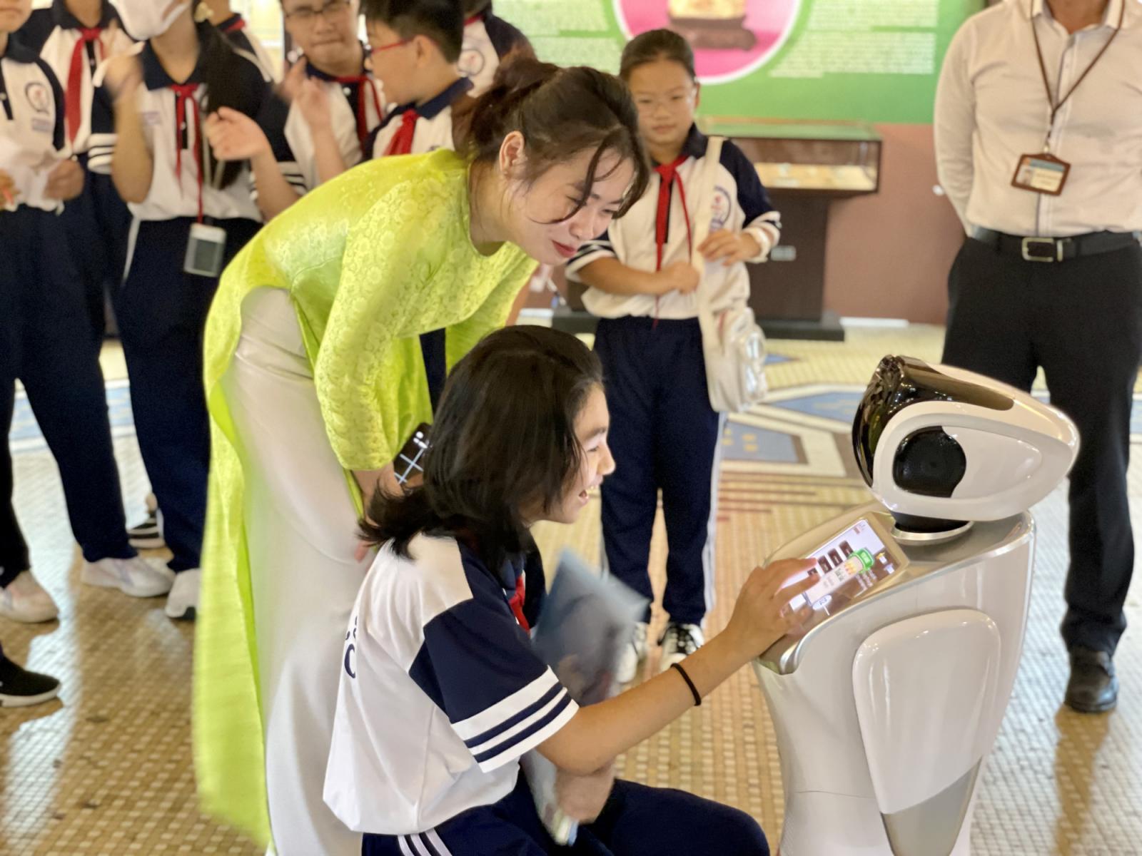 TPHCM: ĐƯA ROBOT VÀO GIẢNG DẠY MÔN LỊCH SỬ