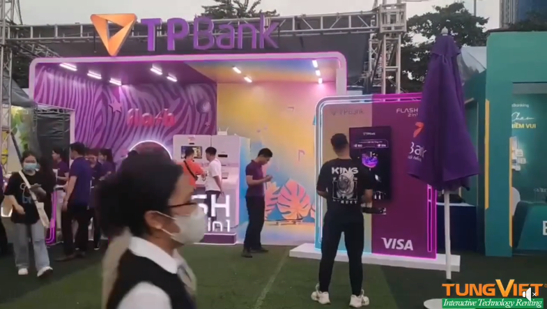 Sân chơi công nghệ - Ngày Thẻ Việt Nam tại sân vận động Đại học Sư phạm Hà Nội.