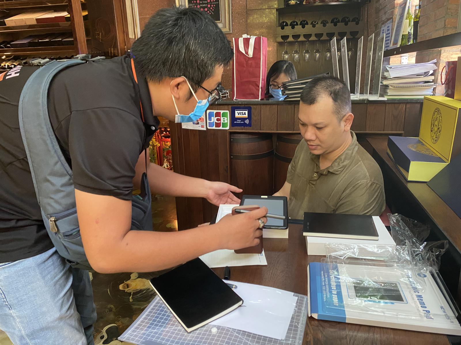 Chúc mừng anh, những vị khách đầu tiên nhanh tay sở hữu Bút thông minh