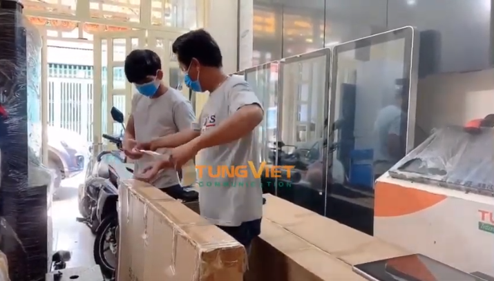 Bàn giao màn hình quảng cáo dùng cho truyền thông nội bộ doanh nghiệp.