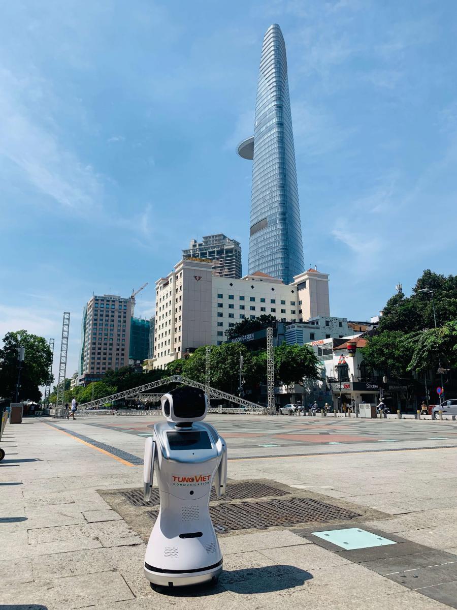 Robot Sanbot mang đến điều kỳ diệu trong gia đình của bạn