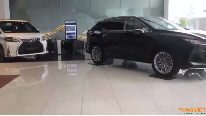 Tùng Việt thi công đặt màn hình quảng cáo tại showroom oto Lexus