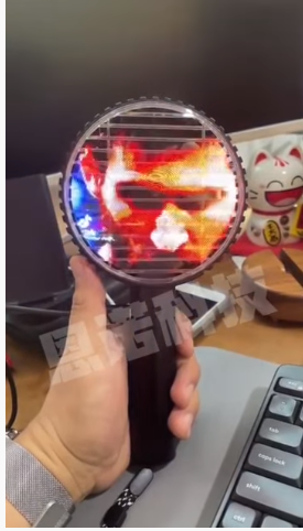 Holofan cầm tay đang thu hút mọi ánh nhìn. 