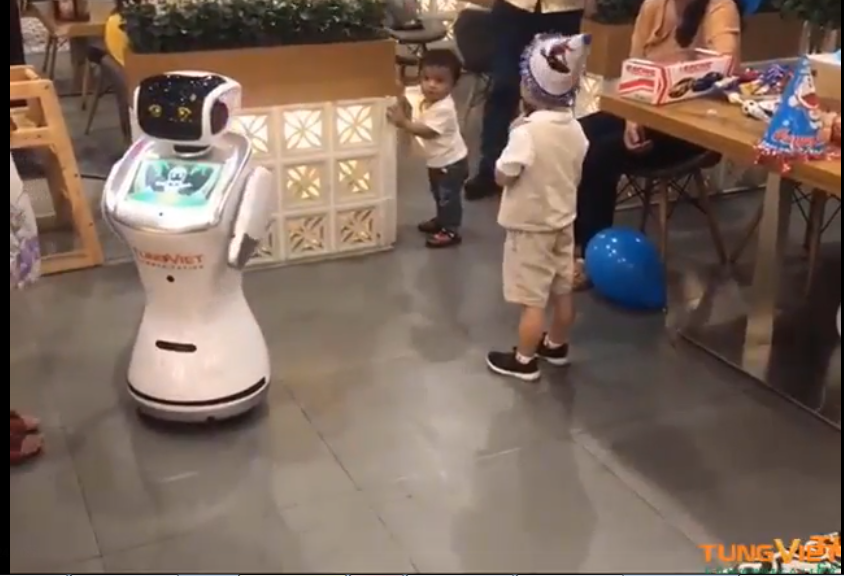 Bạn đang tìm kiếm một ý tưởng độc đáo cho bữa tiệc sinh nhật của con bạn? Hãy thử sử dụng Robot của chúng tôi!