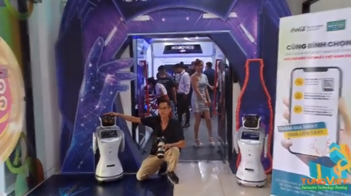Coca-Cola mang đến trải nghiệm không thể quên với Robot chào mừng tại sự kiện!